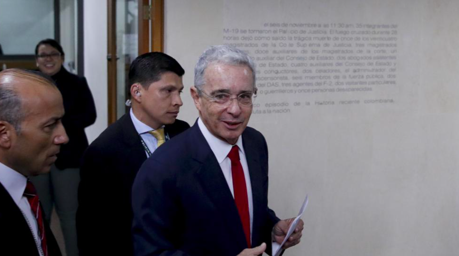 Colombia: Jueza rechaza petición de cerrar proceso de Uribe